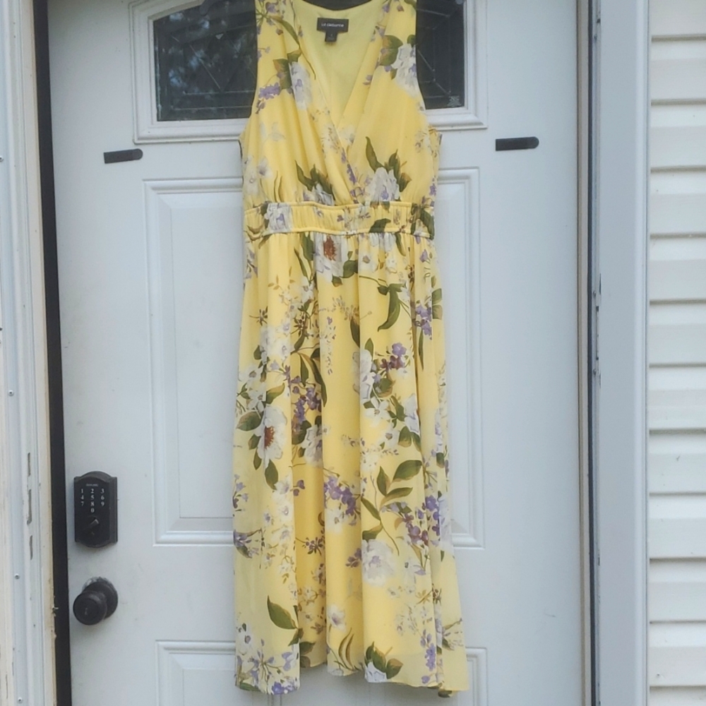Liz Claiborne it's a size 4 and the color is  yellow